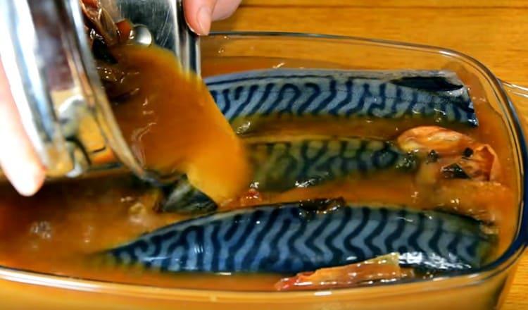 Залейте рибата с марината.