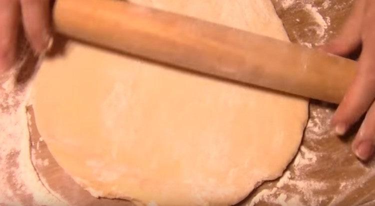 dividint la massa en diverses parts, enrotllem cadascuna d’elles en un cercle.