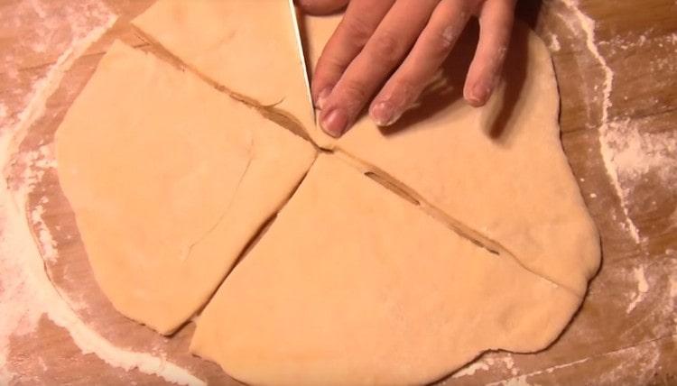 Amb un ganivet, dividiu el cercle de la massa en triangles.