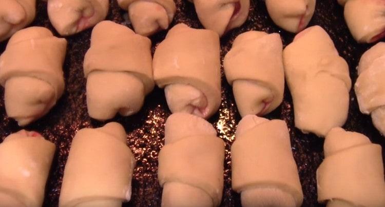 Repartim els panets formats sobre una planxa.