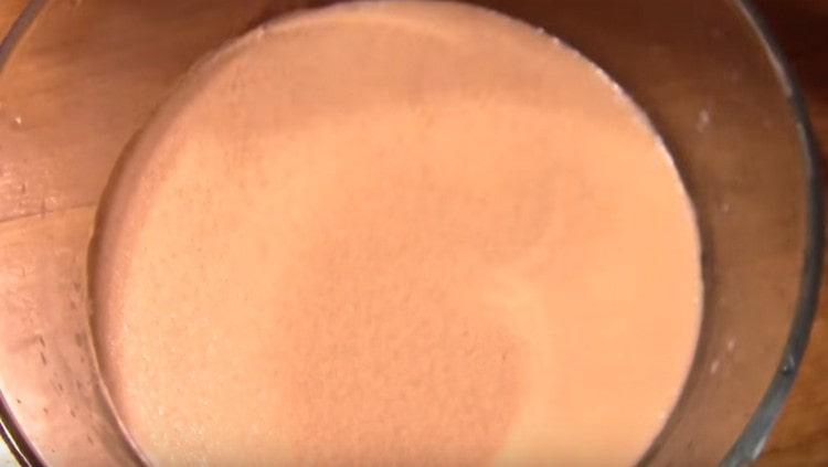 Dissoldre el llevat en llet tèbia, afegir sucre.