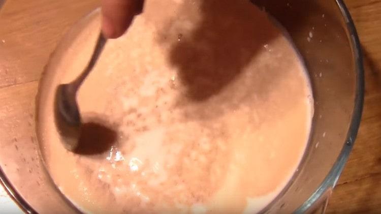 Agiteu la massa i deixeu-la activar el llevat.