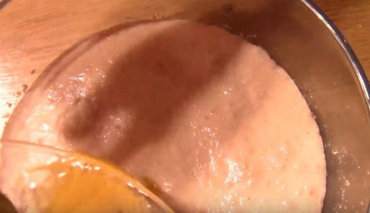 Afegiu els ous batuts a la massa.