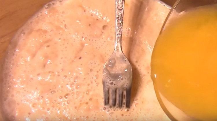 També introduïm la mantega fosa i l’oli vegetal a la massa.