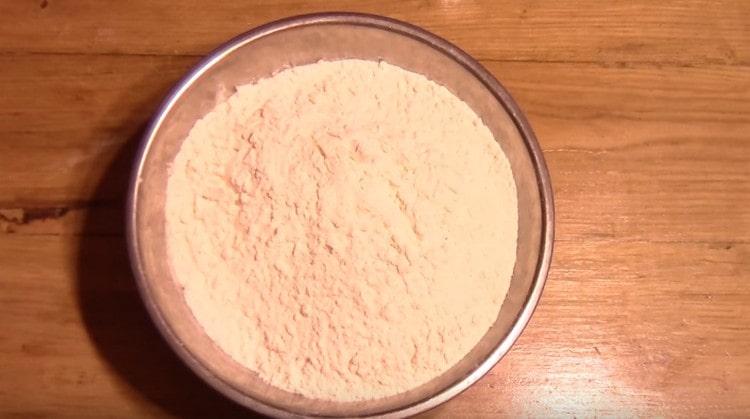 Tamisar la farina per separat.