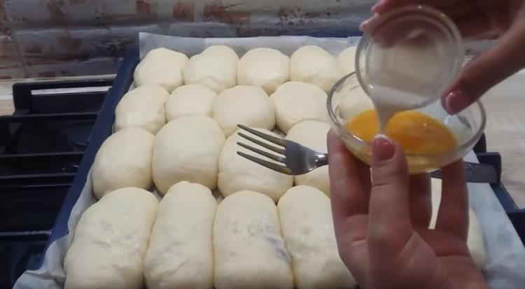 Battez le jaune d'oeuf restant, ajoutez-y un peu de lait.