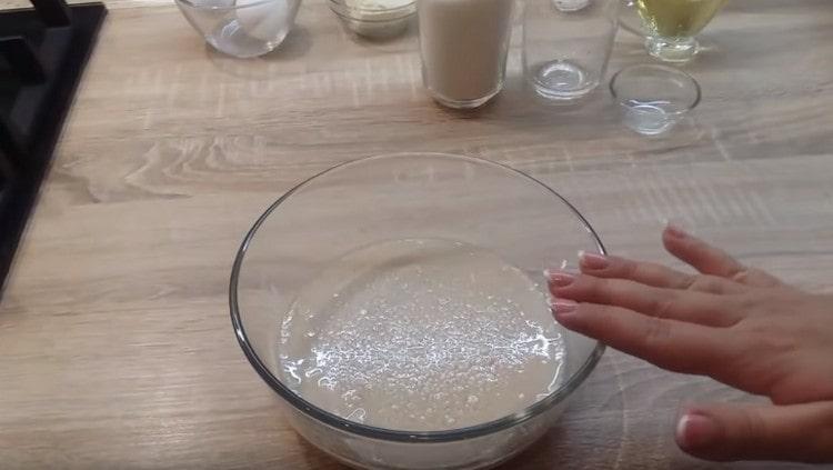 Mélangez la masse et laissez lever.