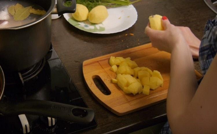 Нарежете картофите.