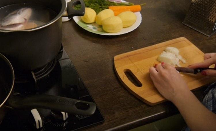 Смелете лука.