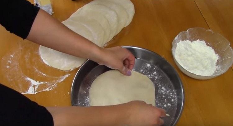 Oven på smøret spreder vi den anden runde dej og skiftes således hele dejen med smør.