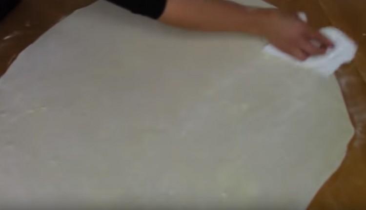 Fjern det resterende mel fra dejen ved hjælp af et serviet.