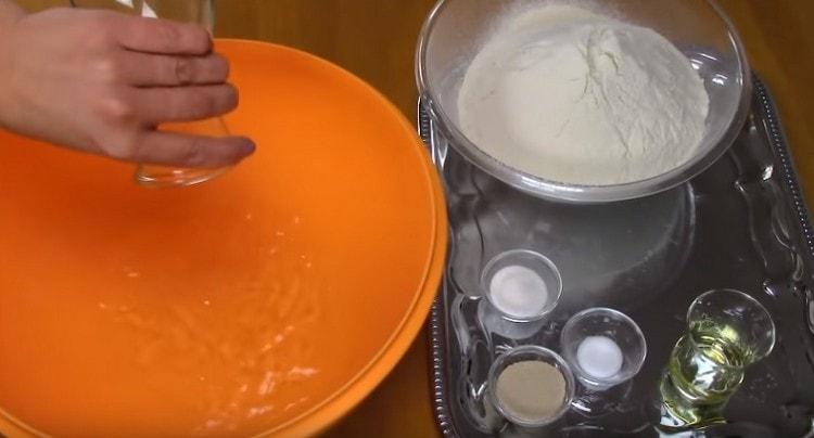 Hæld varmt vand i en skål.