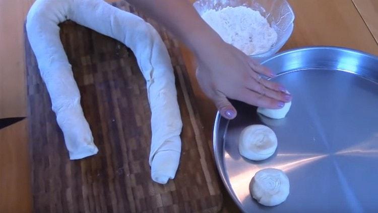 Den resulterende rulle skæres i billetter, som hver trykkes lidt i hånden.