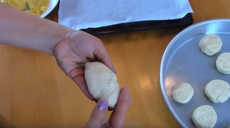 Vi spreder enhver fyldning i dejen i testen og klemmer kanterne på tærterne.