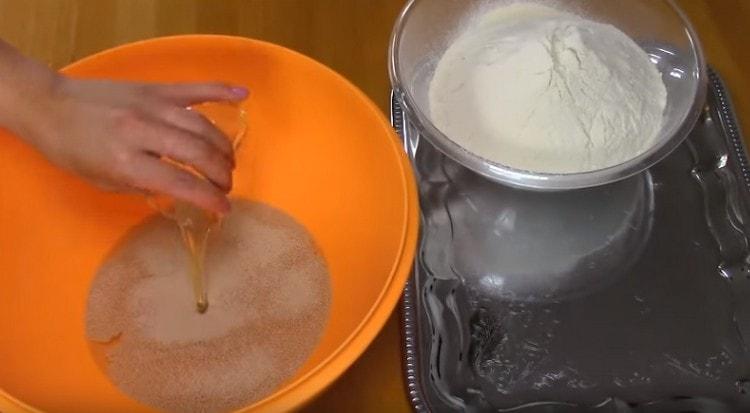 Vi tilsætter sukker, salt, gær og vegetabilsk olie til vandet.