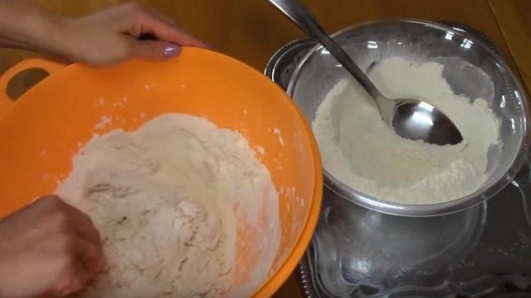 Tilsæt det sigtede mel til den flydende base i dele.