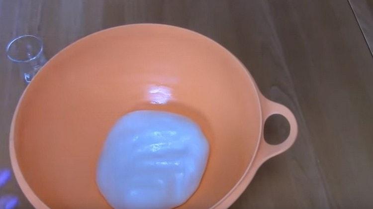 Vi smør den færdige dej med vegetabilsk olie og lader den hæve et varmt sted.