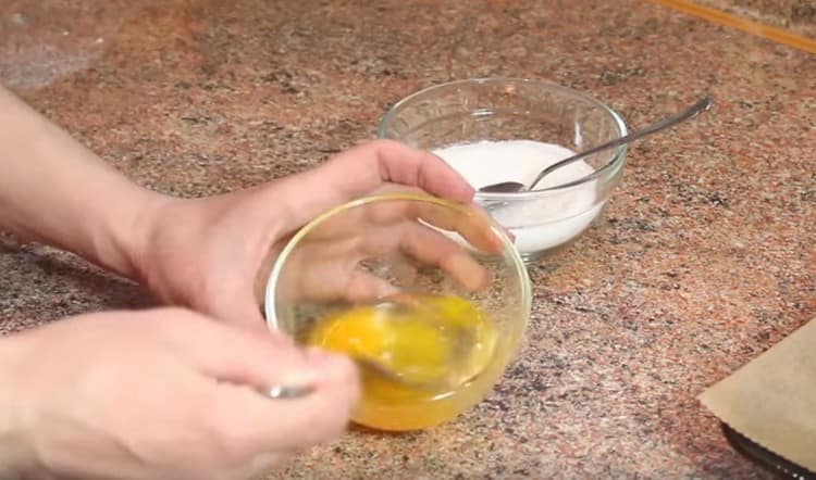 Разбийте яйцето.