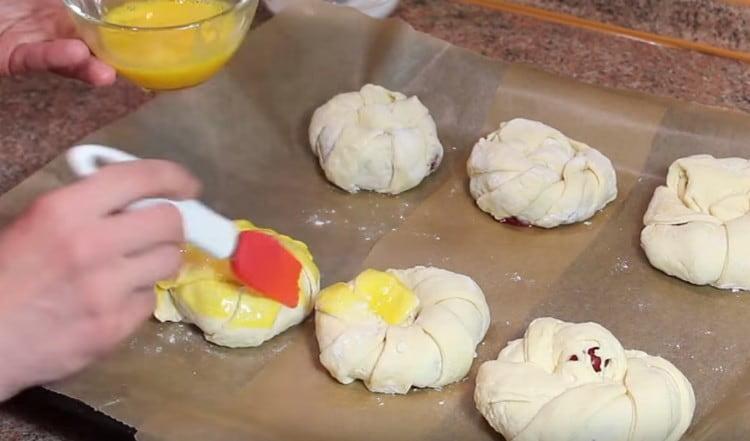 Намазваме нашите пухчета с разбито яйце.