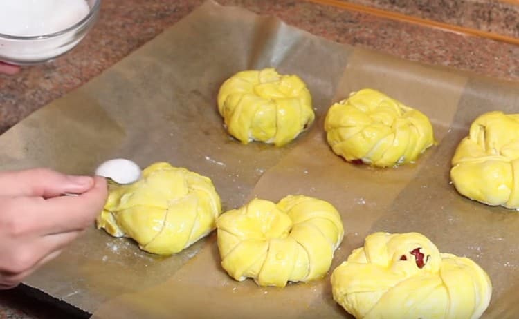 Поръсете детайла със захар.