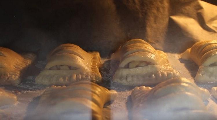 Изпращаме листа за печене с продуктите във фурната.