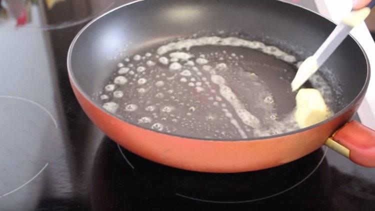 Загряваме тигана с парче масло.