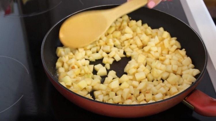 Сложете ябълки в тиган.