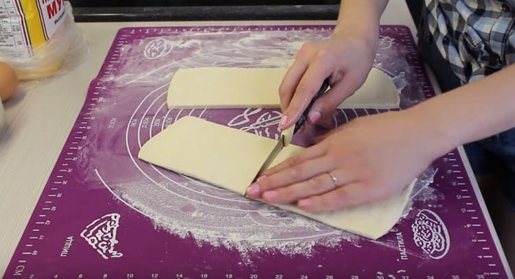 Размразете леко размразеното тесто и го нарежете на 4 части.