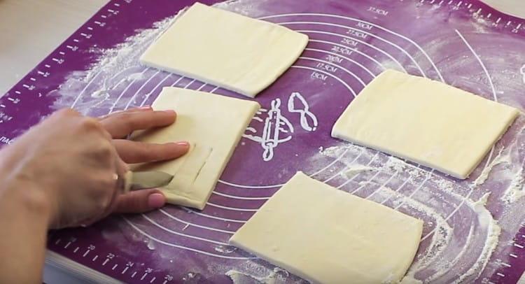 На едната половина на детайла правим прорез с нож.