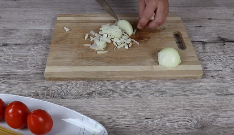 Grind ang mga sibuyas.