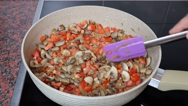 Idagdag ang mga kamatis.