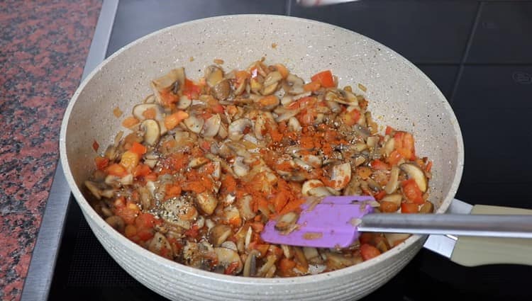 Magdagdag ng pampalasa sa panlasa.