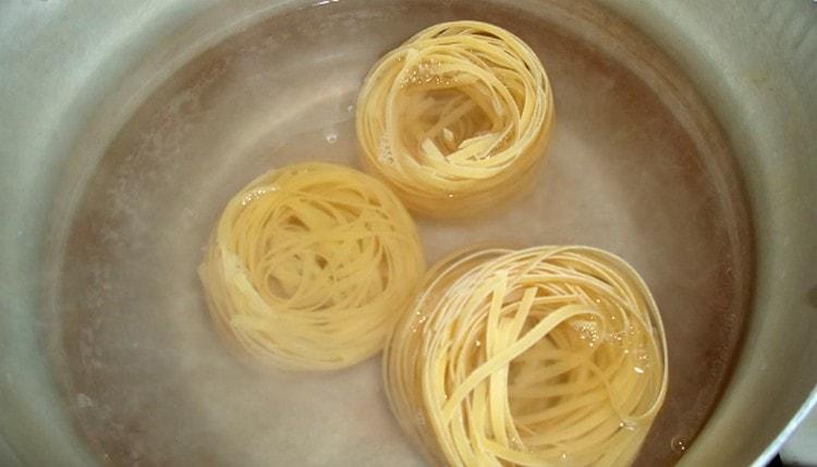 Сварете пастата, докато омекне.