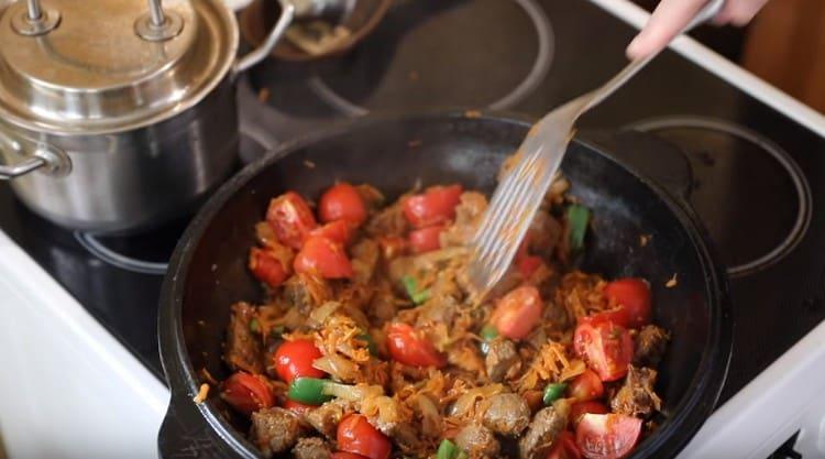 Taiem rosiile si adaugam si in tigaie.