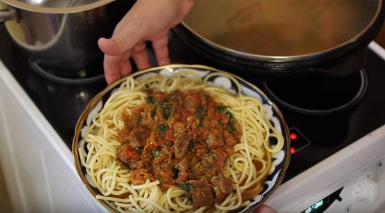astfel de spaghete cu carne este un fel de delicios și, de asemenea, plin de viață al doilea.