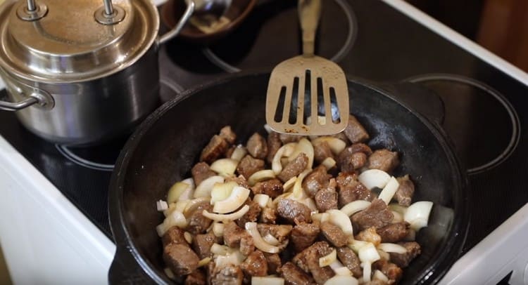 Se prăjește ceapa până este moale.