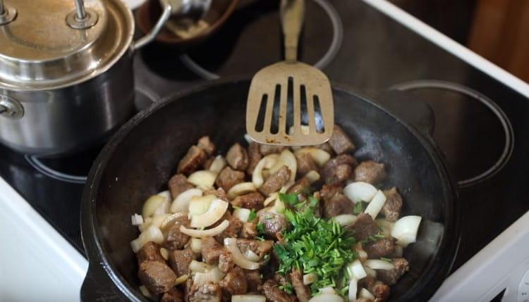 Adăugați verdeața.