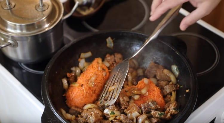 Apoi, adăugați morcovii în tigaie.