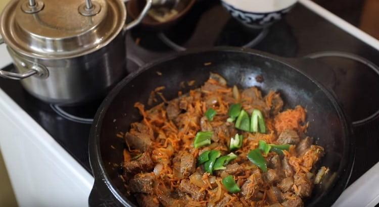 Se toacă ardeiul gras și se adaugă în tigaie.