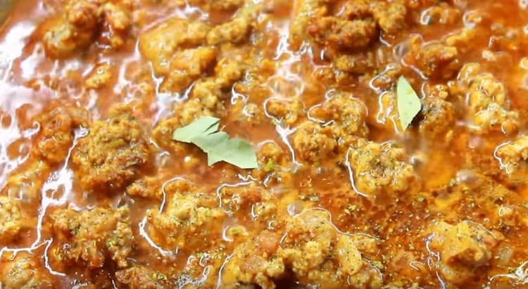 В края добавете дафинов лист и градински чай.