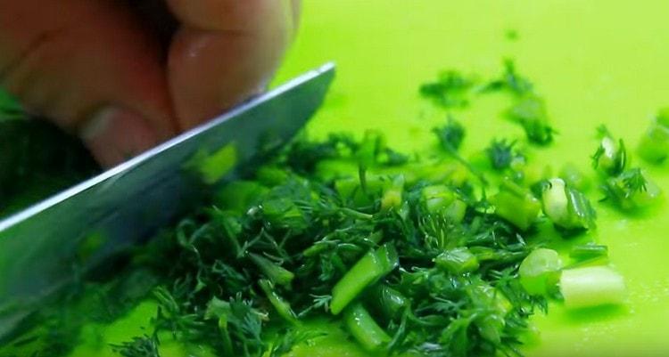 Смелете пресни билки.