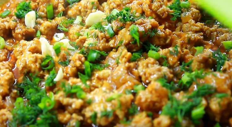 Добавете зеленчуците към соса.