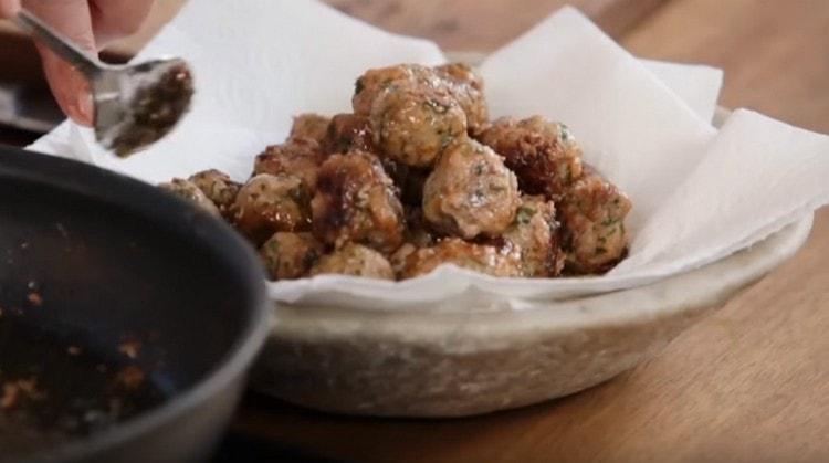 Colocamos as almôndegas terminadas em toalhas de papel.