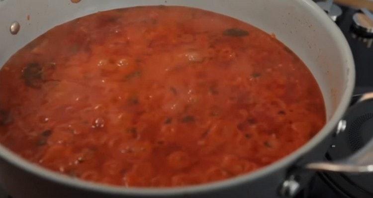 Adicione os tomates picados no liquidificador e cozinhe tudo juntos.