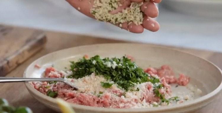 Em seguida, adicione o alho picado e as ervas.