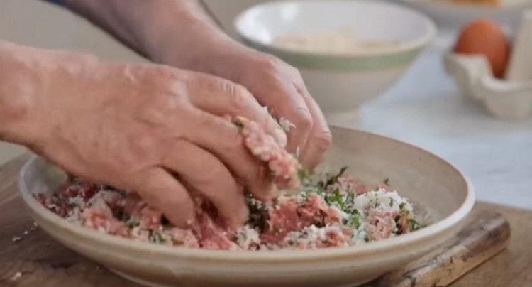 Mexa bem a carne picada.
