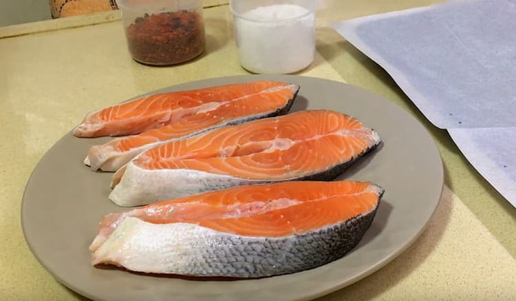 Kakailanganin namin ng 3 salmon steaks.