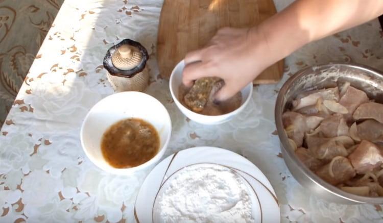 Après les œufs, rouler le poisson dans la chapelure.