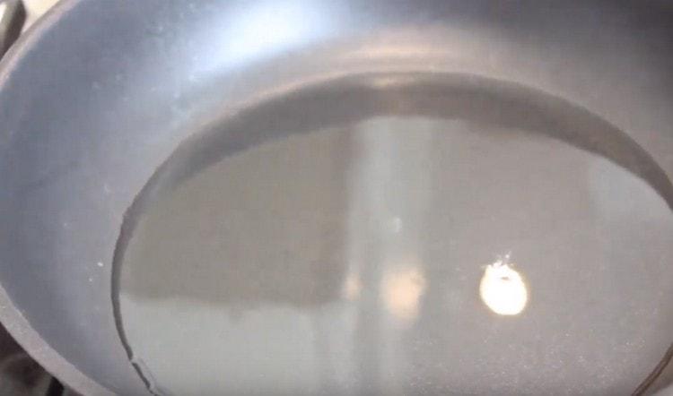 Zahřejte pánev rostlinným olejem.