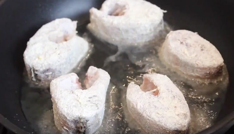 Rozložte kousky na pánvi tak, aby se nedotýkaly.